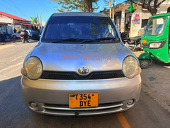 Toyota Sienta 2004 Silver