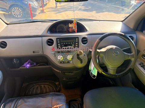 Toyota Sienta 2004 Silver - 2/6