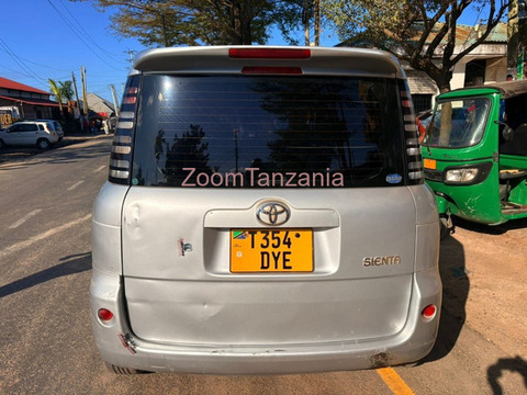 Toyota Sienta 2004 Silver - 3/6