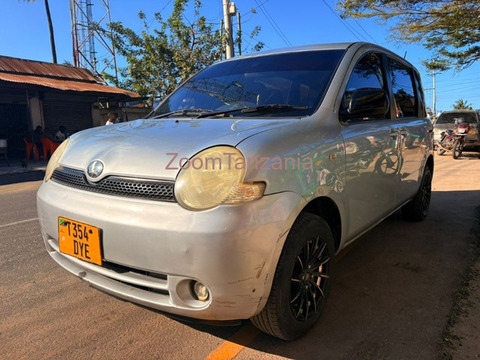 Toyota Sienta 2004 Silver - 4/6