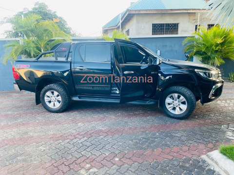 2018 Toyota Hilux Blue - 3/6