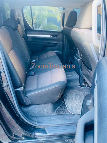 2018 Toyota Hilux Blue - 4/6