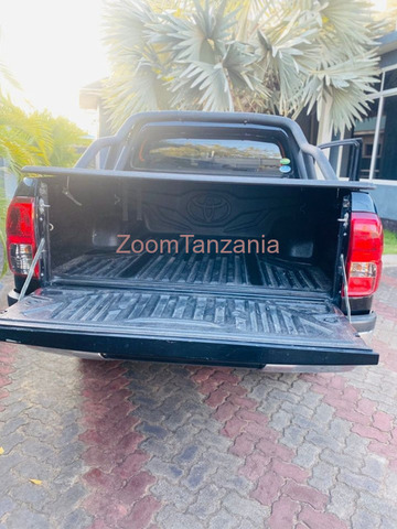 2018 Toyota Hilux Blue - 6/6