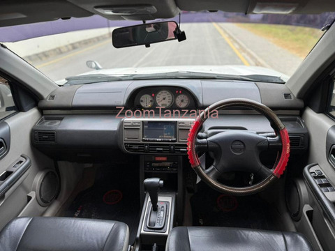 Nissan X-Trail 2003 Nyeupe - 4/6