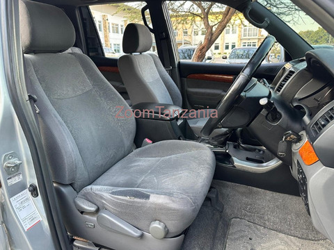 Toyota Land Cruiser Prado 2005 Silver - 2/6