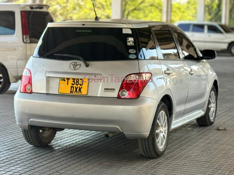 2007 Toyota IST Silver - 2/6