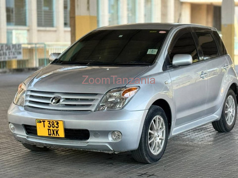 2007 Toyota IST Silver - 4/6