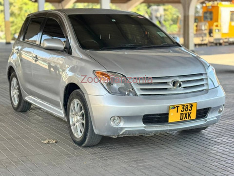 2007 Toyota IST Silver - 5/6
