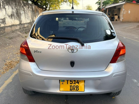 2005 Toyota Vitz Silver - 2/6
