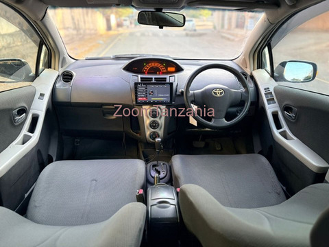 2005 Toyota Vitz Silver - 3/6