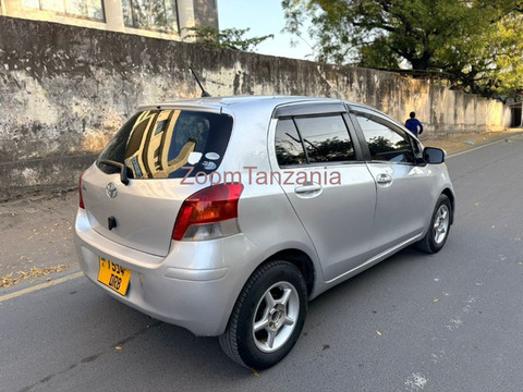 2005 Toyota Vitz Silver - 4/6