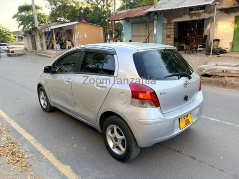 2005 Toyota Vitz Silver - 5/6