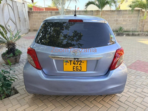 Toyota Vitz 2012 Blue - 2/6