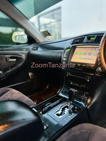 Toyota Crown Athlete 2005 Nyeusi - 2/6