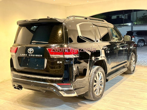 2023 Toyota Land Cruiser ZX Black - 5/6