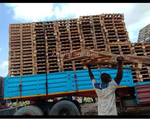 Wooden and Plastic Pallets - 4/6