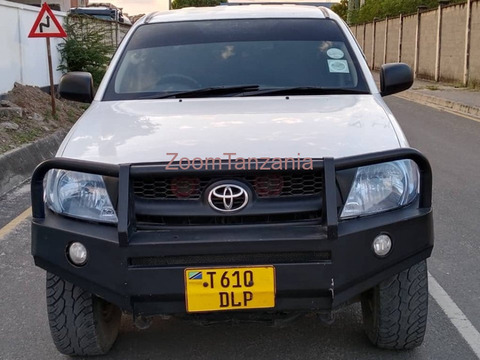 Toyota Hilux (Double Cubin) 2010 Nyeupe - 1/6