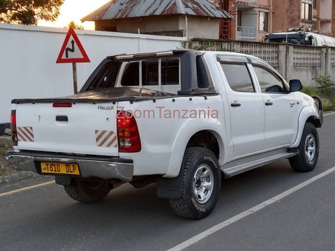 Toyota Hilux (Double Cubin) 2010 Nyeupe - 3/6