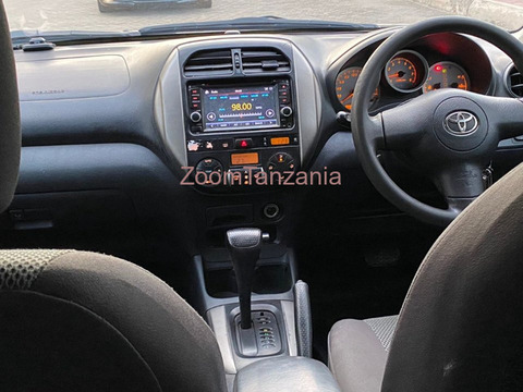 Toyota RAV4 2004 Kili Time Nyeusi - 2/6