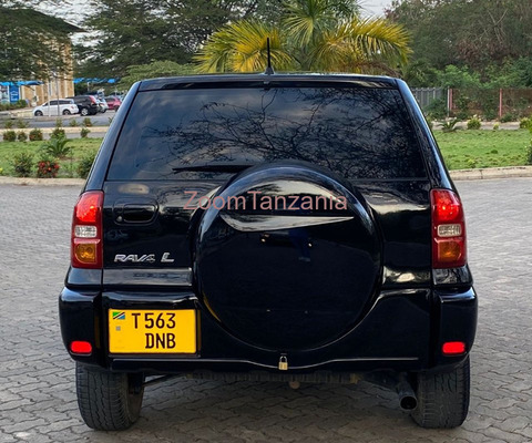 Toyota RAV4 2004 Kili Time Nyeusi - 4/6