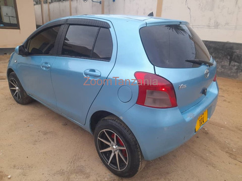 2005 Toyota Vitz Blue - 2/6