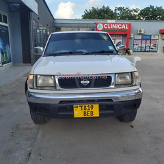 Nissan Hardbody 2003 Nyeupe