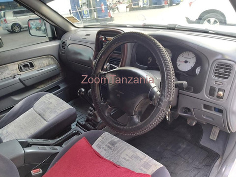 Nissan Hardbody 2003 Nyeupe - 2/6