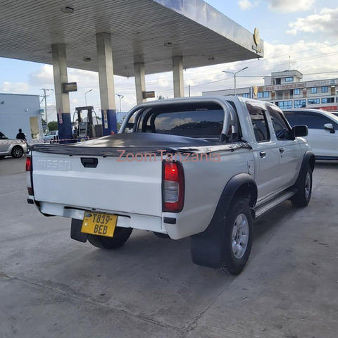 Nissan Hardbody 2003 Nyeupe - 3/6