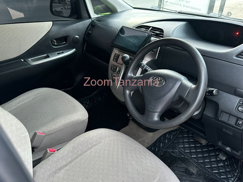 2006 Toyota Ractis Silver - 2/3