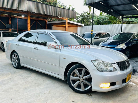 2005 Toyota Crown Athlete White - 2/5