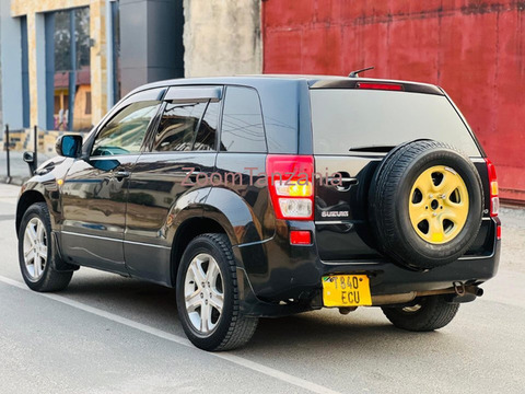 Suzuki Escudo 2.0xg 2005 Nyeusi - 2/6