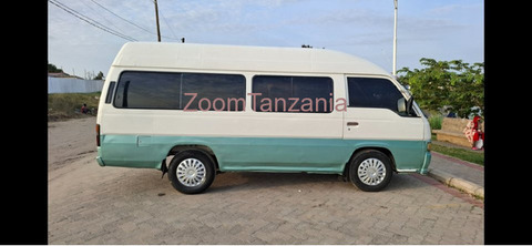 Nissan Caravan 2000 White - 1/6