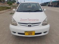2005 Toyota Platz White