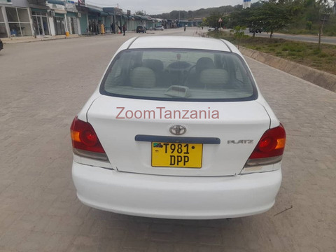 Toyota Platz 2005 Nyeupe - 2/6