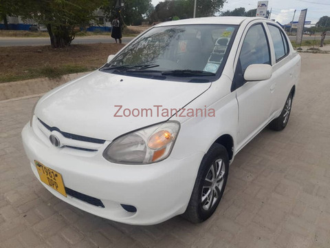 Toyota Platz 2005 Nyeupe - 3/6