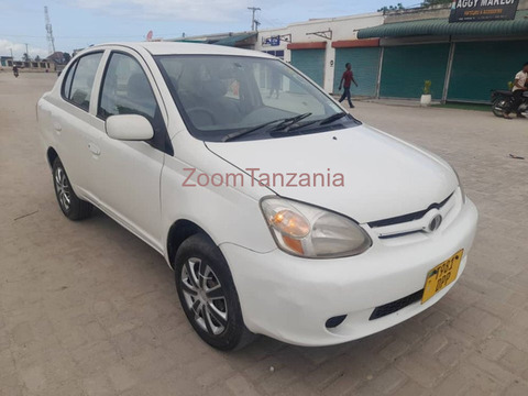 Toyota Platz 2005 Nyeupe - 4/6