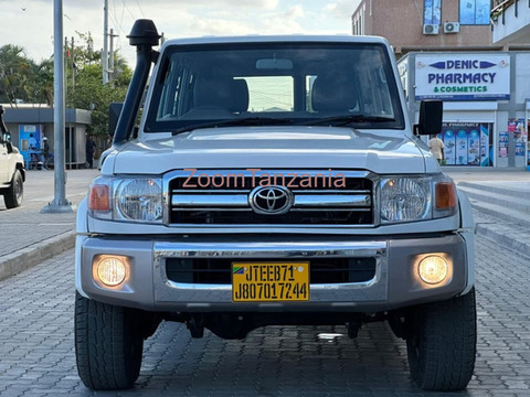 2013 Toyota Land Cruiser LX V6 White - 1/6