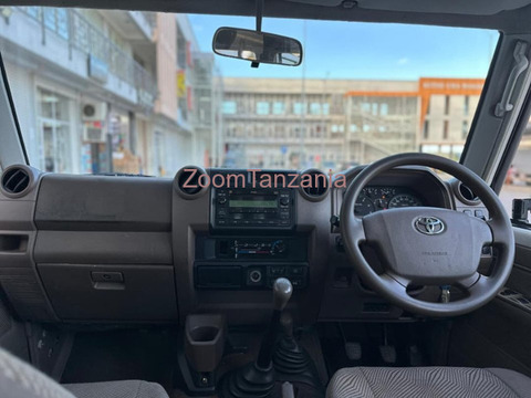 2013 Toyota Land Cruiser LX V6 White - 4/6