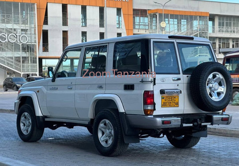 2013 Toyota Land Cruiser LX V6 White - 5/6