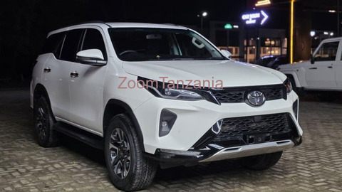 Toyota Fortuner 2023 Nyeupe - 2/5