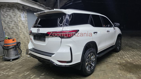 Toyota Fortuner 2023 Nyeupe - 4/5