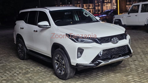 Toyota Fortuner 2023 Nyeupe - 5/5