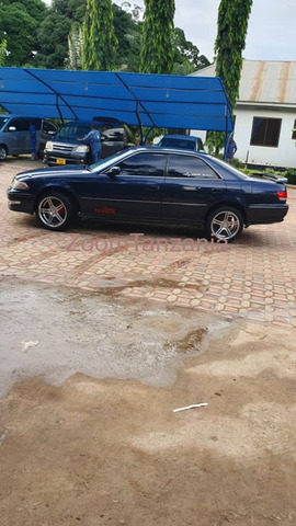 Toyota Mark II 2000 Nyeusi - 2/4