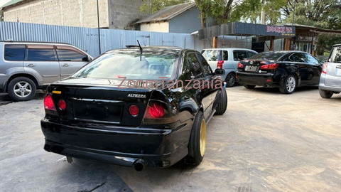 2003 Toyota Altezza Nyeusi - 5/6
