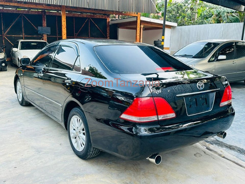 2005 Toyota Crown Royal Black - 2/6