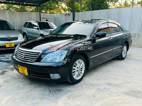 2005 Toyota Crown Royal Black - 3/6