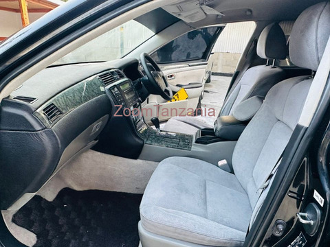 2005 Toyota Crown Royal Black - 4/6