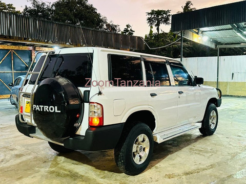2003 Nissan Patrol Y61 White - 3/6