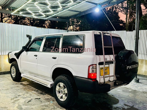 2003 Nissan Patrol Y61 White - 4/6