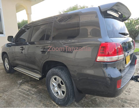 Toyota Land Cruiser 2008 Nyeusi - 2/6